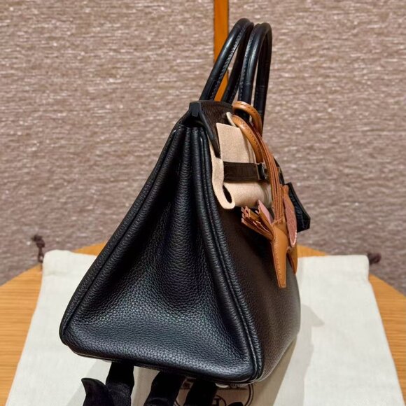 Classic Hermes Bag: A Stylish and Versatile Choice for Elegance - Picture 4 of 6